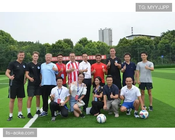 英超俱乐部社区活动:球员参与青少年足球培训项目