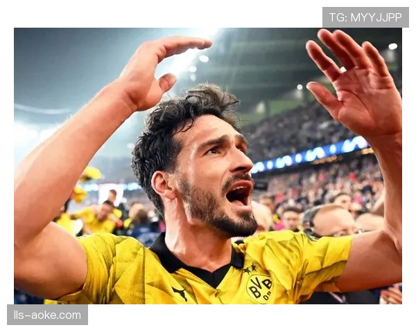 终场哨响,老将胡梅尔斯独自蹲踞在中圈,久久未起 终场哨响,老将胡梅尔斯独自蹲踞在中圈,久久未起